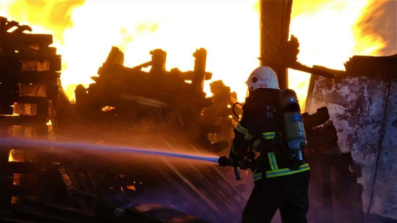 Tonlarca palet yangında kül oldu