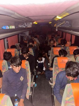 Kocaeli'de durdurulan yolcu otobüsünden 68 kaçak göçmen çıktı