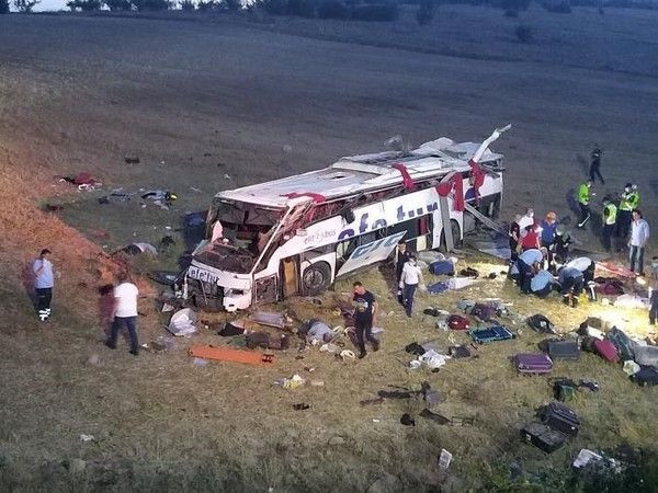 Efe Tur'a ait otobüs devrildi: 15 ölü, 17 yaralı