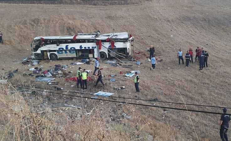 Efe Tur'a ait otobüs devrildi: 15 ölü, 17 yaralı