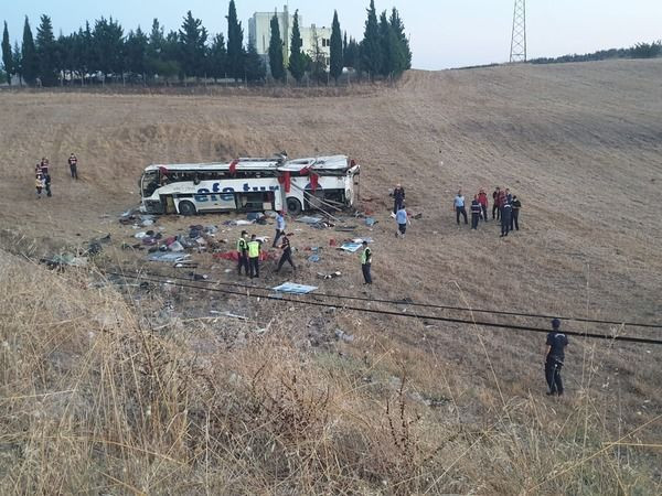 Efe Tur'a ait otobüs devrildi: 15 ölü, 17 yaralı
