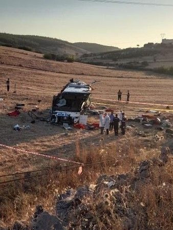 Efe Tur'a ait otobüs devrildi: 15 ölü, 17 yaralı