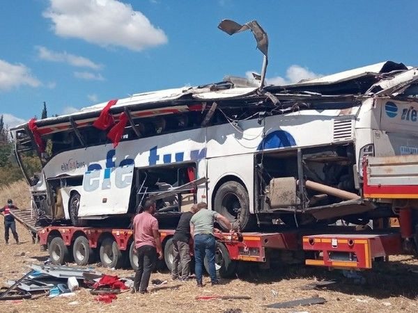 Efe Tur'a ait otobüs devrildi: 15 ölü, 17 yaralı
