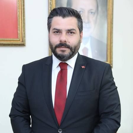 Hem AKP’de yönetici hem de Büyükşehir’de çalışıyor iddiası!