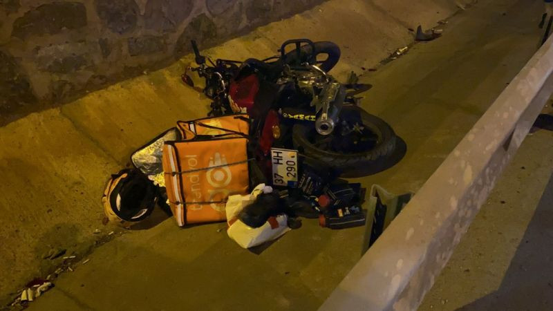 D-100 ‘de otomobil ile çarpışan motosikletli kurye ağır yaralandı
