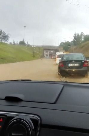 Kocaeli'de 10 dakikada yollar göle döndü