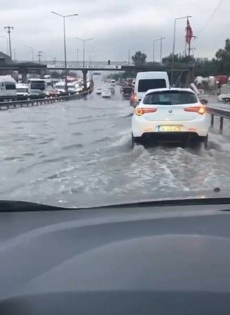 Kocaeli'de 10 dakikada yollar göle döndü