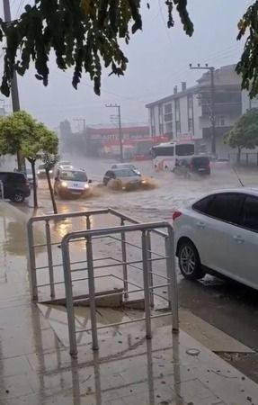 Kocaeli'de 10 dakikada yollar göle döndü
