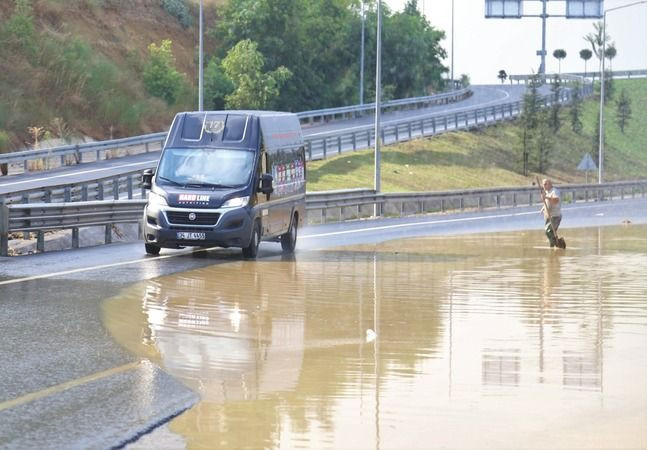 Kocaeli'de 10 dakikada yollar göle döndü