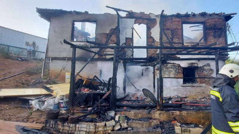 Alev alev yanan ev kullanılamaz hale geldi