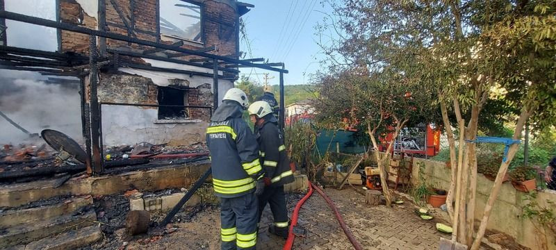 Alev alev yanan ev kullanılamaz hale geldi