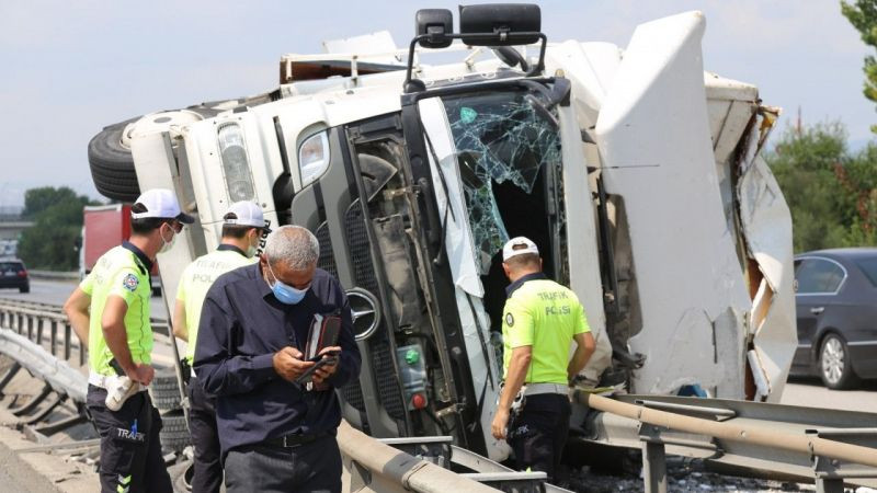 Ev eşyası taşıyan kamyon devrildi: 2 yaralı