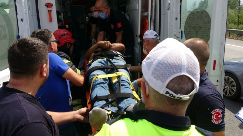 Ev eşyası taşıyan kamyon devrildi: 2 yaralı
