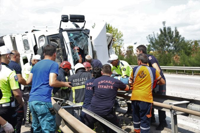 Ev eşyası taşıyan kamyon devrildi: 2 yaralı
