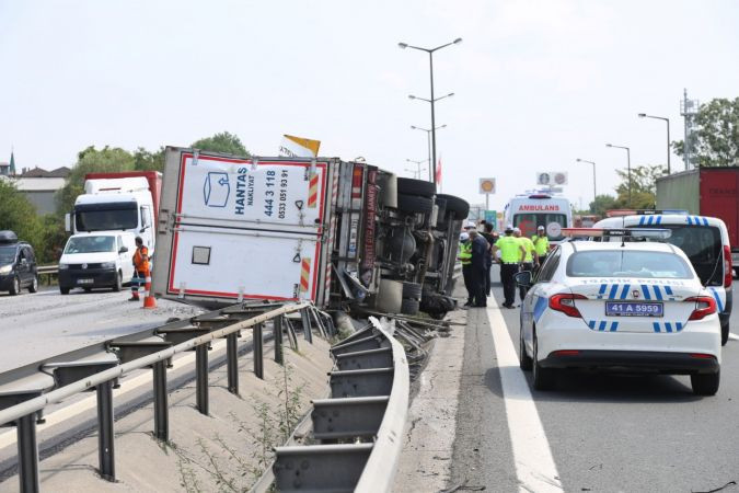 Ev eşyası taşıyan kamyon devrildi: 2 yaralı