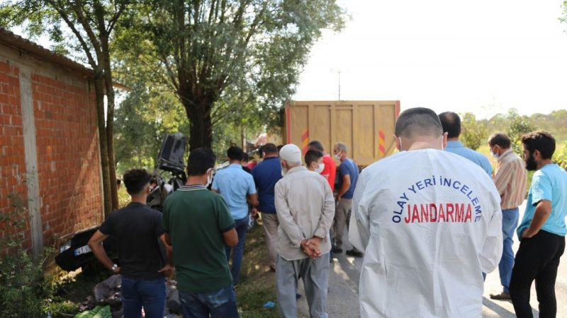Cenazeye giderken feci kazada canından oldu