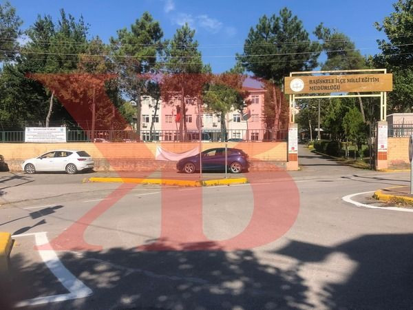 Devlet kurumuna afiş astılar!