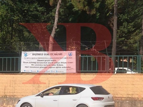 Devlet kurumuna afiş astılar!