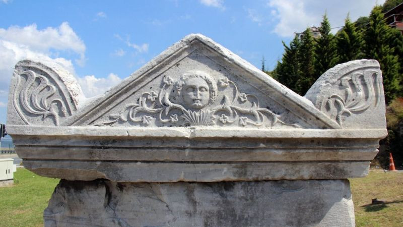 Asırlardır hem yoldan hem de denizden geçenleri selamlıyor