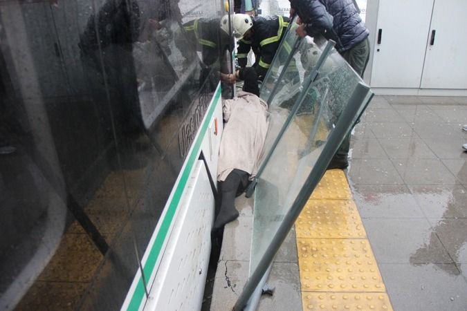 İzmit'te tramvay ile durak arasında can pazarı