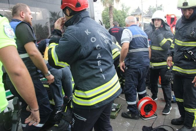 İzmit'te tramvay ile durak arasında can pazarı