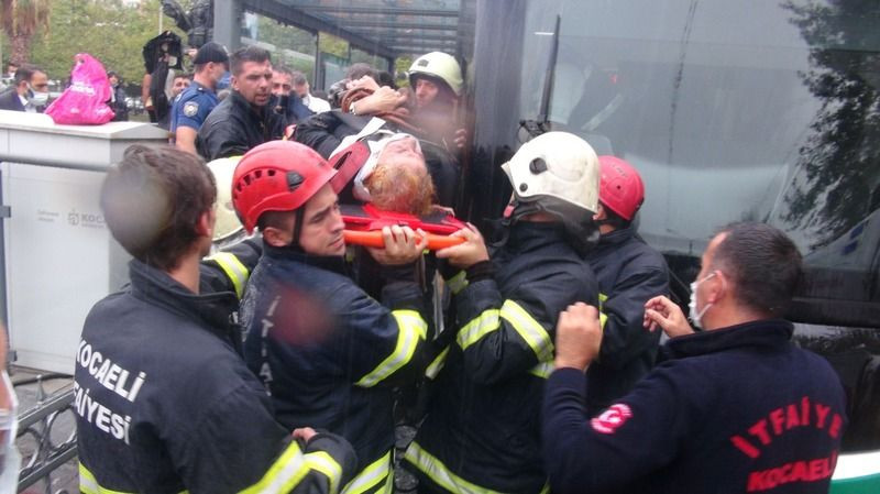 İzmit'te tramvay ile durak arasında can pazarı