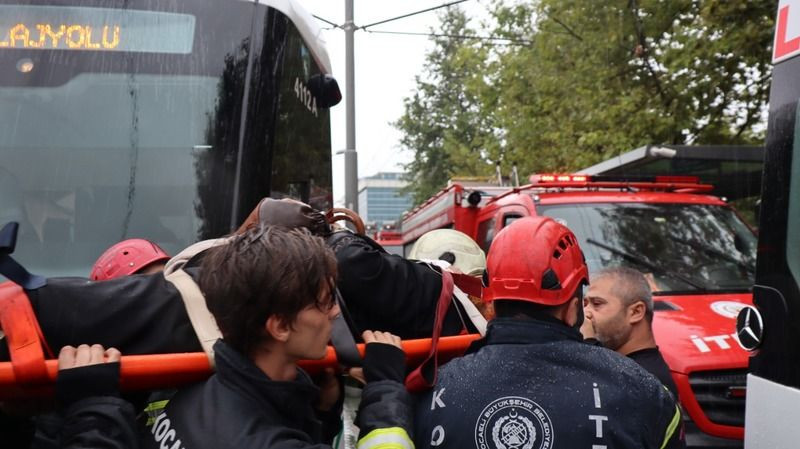 İzmit'te tramvay ile durak arasında can pazarı