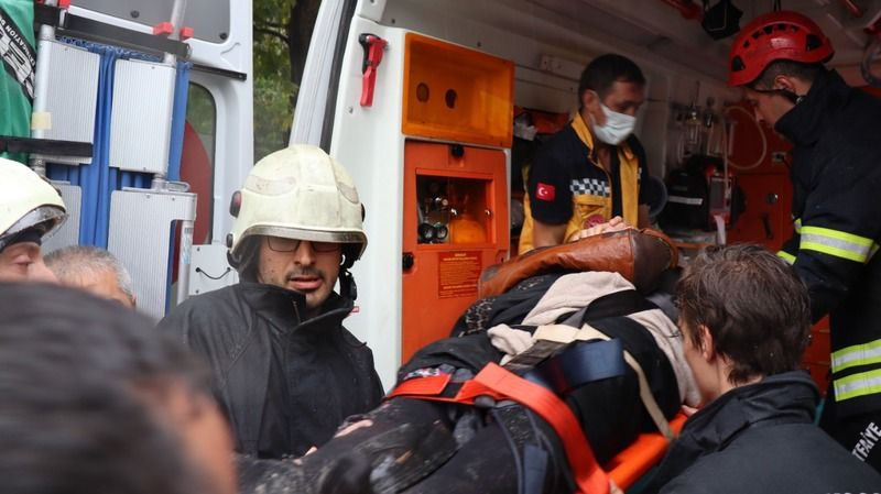İzmit'te tramvay ile durak arasında can pazarı