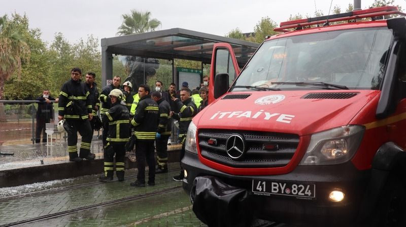 İzmit'te tramvay ile durak arasında can pazarı