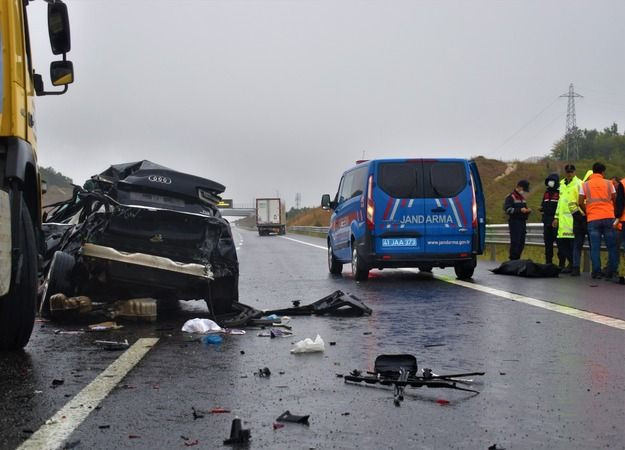 Kocaeli'de parçalanan otomobilde can verdi