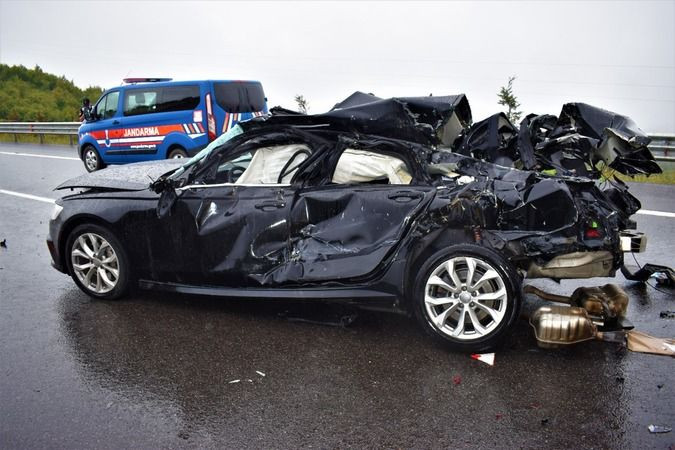 Kocaeli'de parçalanan otomobilde can verdi
