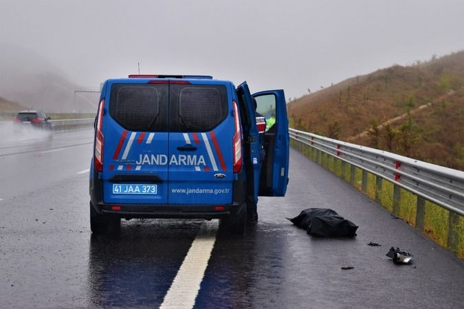 Kocaeli'de parçalanan otomobilde can verdi