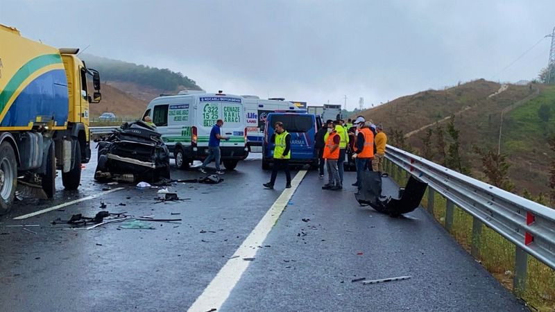 Kocaeli'de parçalanan otomobilde can verdi