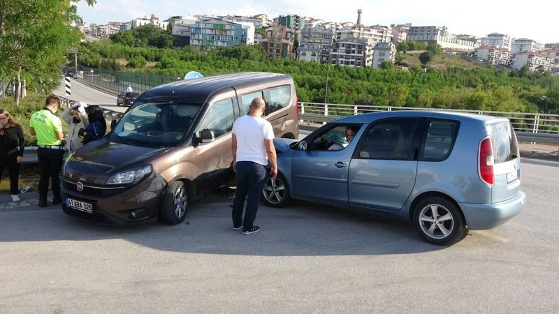 Otomobille çarpışıp bariyerde asılı kaldı!