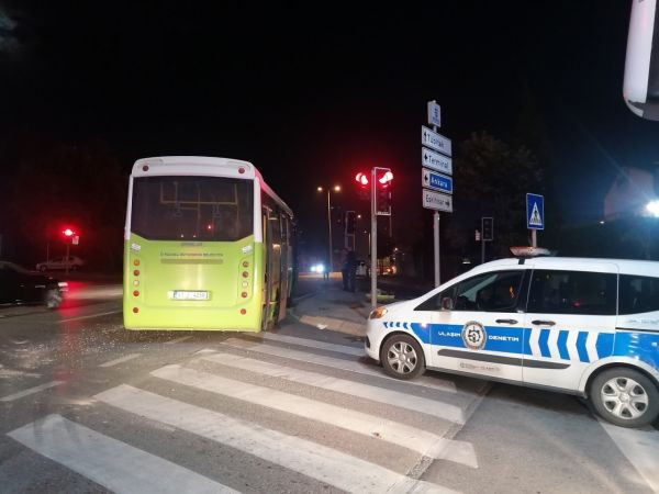 Tır ile yolcu otobüsü çarpıştı: 4 yaralı
