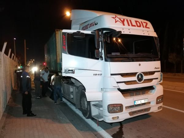 Tır ile yolcu otobüsü çarpıştı: 4 yaralı
