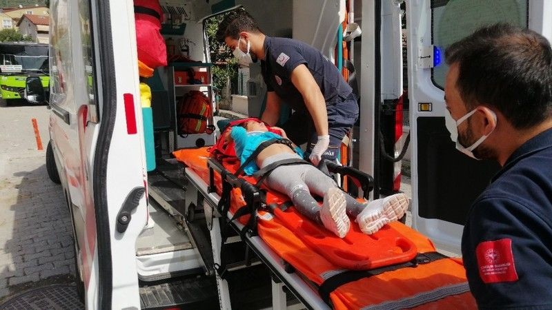 Evinin önünde oturan çocuk otomobilin altında kaldı