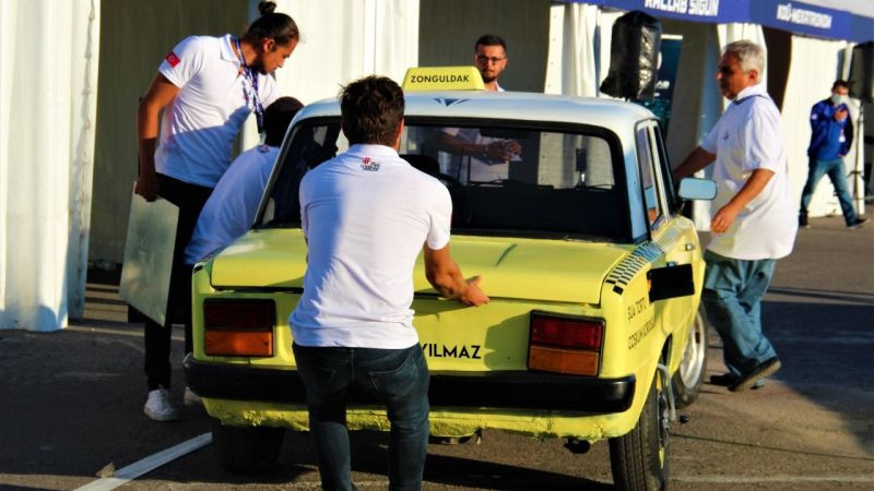 Hurdalıktan aldıkları aracı bu hale getirdiler