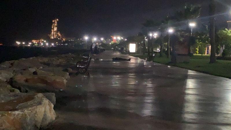 Alkollü şahıs yere yatıp dakikalarca göğsünü yumrukladı