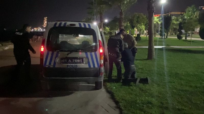 Alkollü şahıs yere yatıp dakikalarca göğsünü yumrukladı