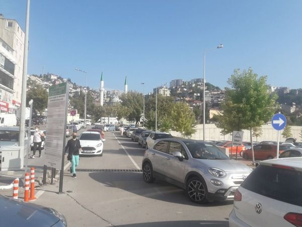 Kocaeli Devlet’te otopark krizi! Trafik oluşuyor