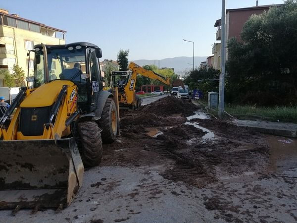 İçme suyu borusu patladı, sokaklar su altında kaldı