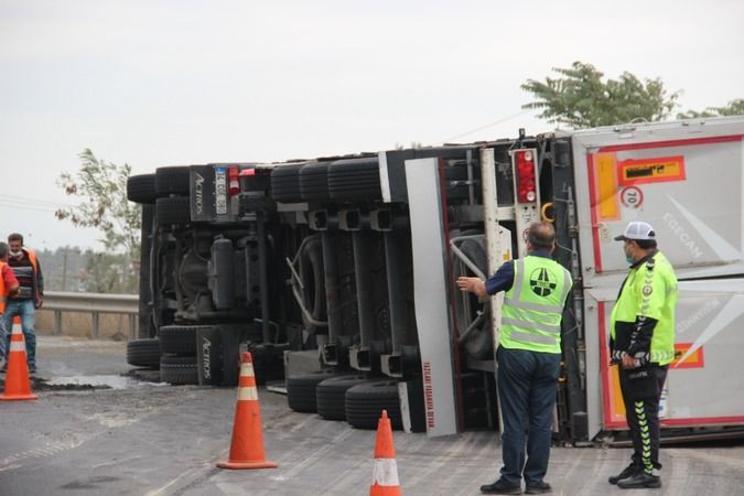 TEM’de yolcu otobüsü ile çarpışan tır devrildi: 3 yaralı