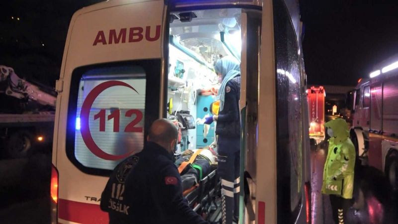 Parçalara ayrılan tırda sıkışan sürücüyü 1 saatte kurtardılar