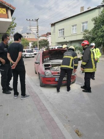 Kaza yapan otomobilden çıkan dumanlar korkuttu