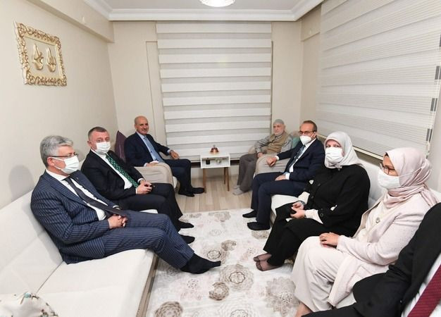 Kurtulmuş, Erdoğan’ın hocasının elini öpmeye gitti