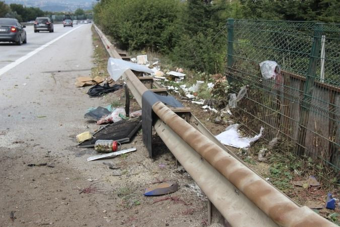 TEM'de araç bariyerlere çarparak savruldu