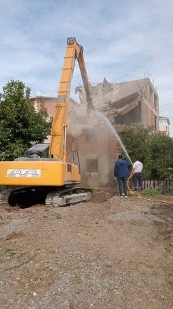 Depremin izleri yıkılarak siliniyor