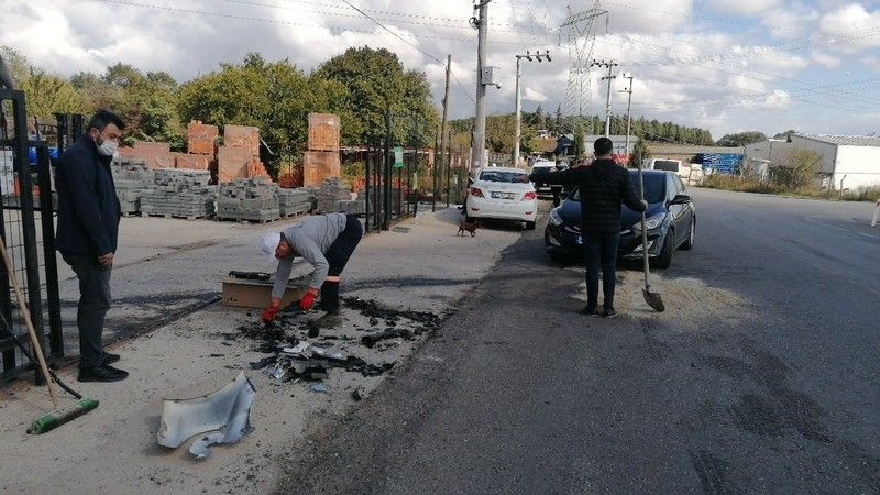 İki otomobil kafa kafaya çarpıştı, 3 kişi araçta sıkıştı