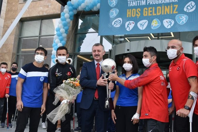 Büyükakın formayı giyip şampiyonlarla maç yaptı